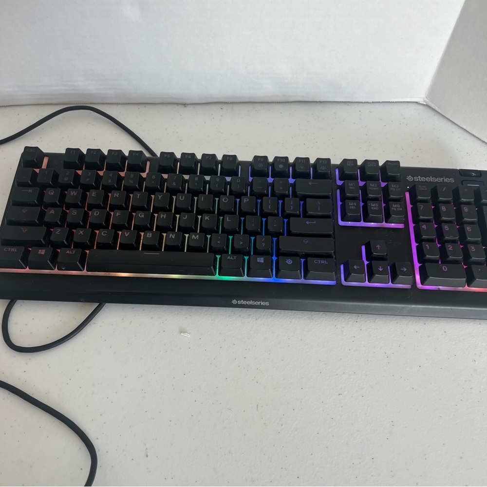 Steel Series Apex 3 gaming keyboard usb connection multi color.